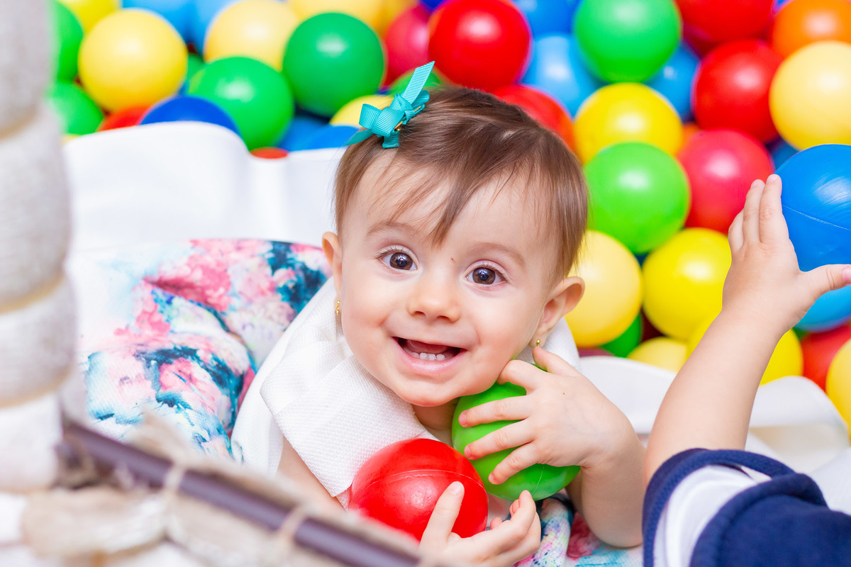 Buffet Que!baderna Bauru, fotógrafo aniversário infantil bauru, aniversariante brincando na piscina de bolinhas
