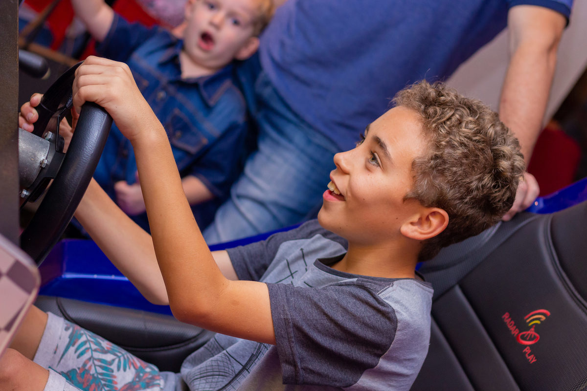 Buffet Que!baderna Bauru, fotógrafo aniversário infantil bauru, amigos brincando de dirigir