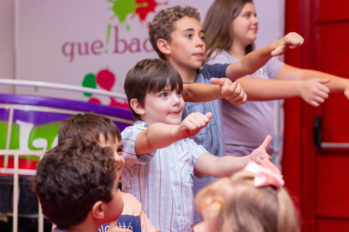 Buffet Que!baderna Bauru, fotógrafo aniversário infantil bauru, crianças dançando em aniversário