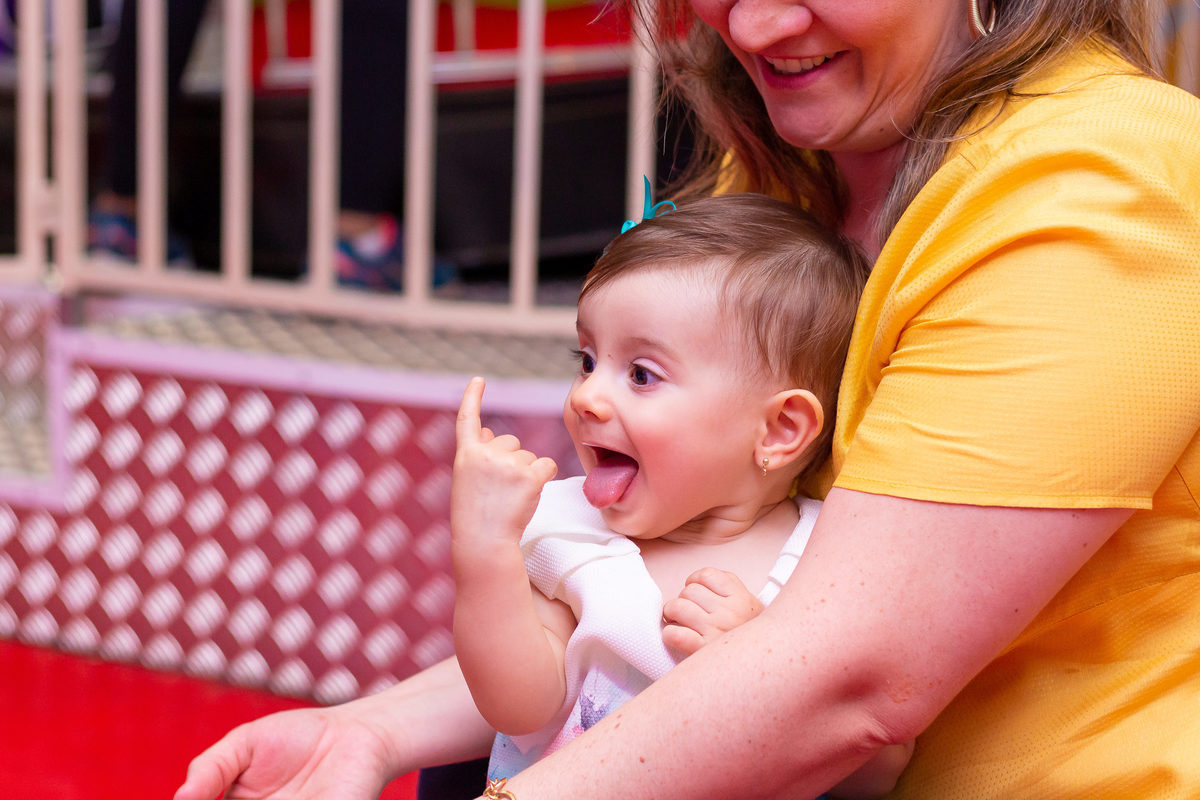 Buffet Que!baderna Bauru, fotógrafo aniversário infantil bauru, aniversariante fazendo um aninho