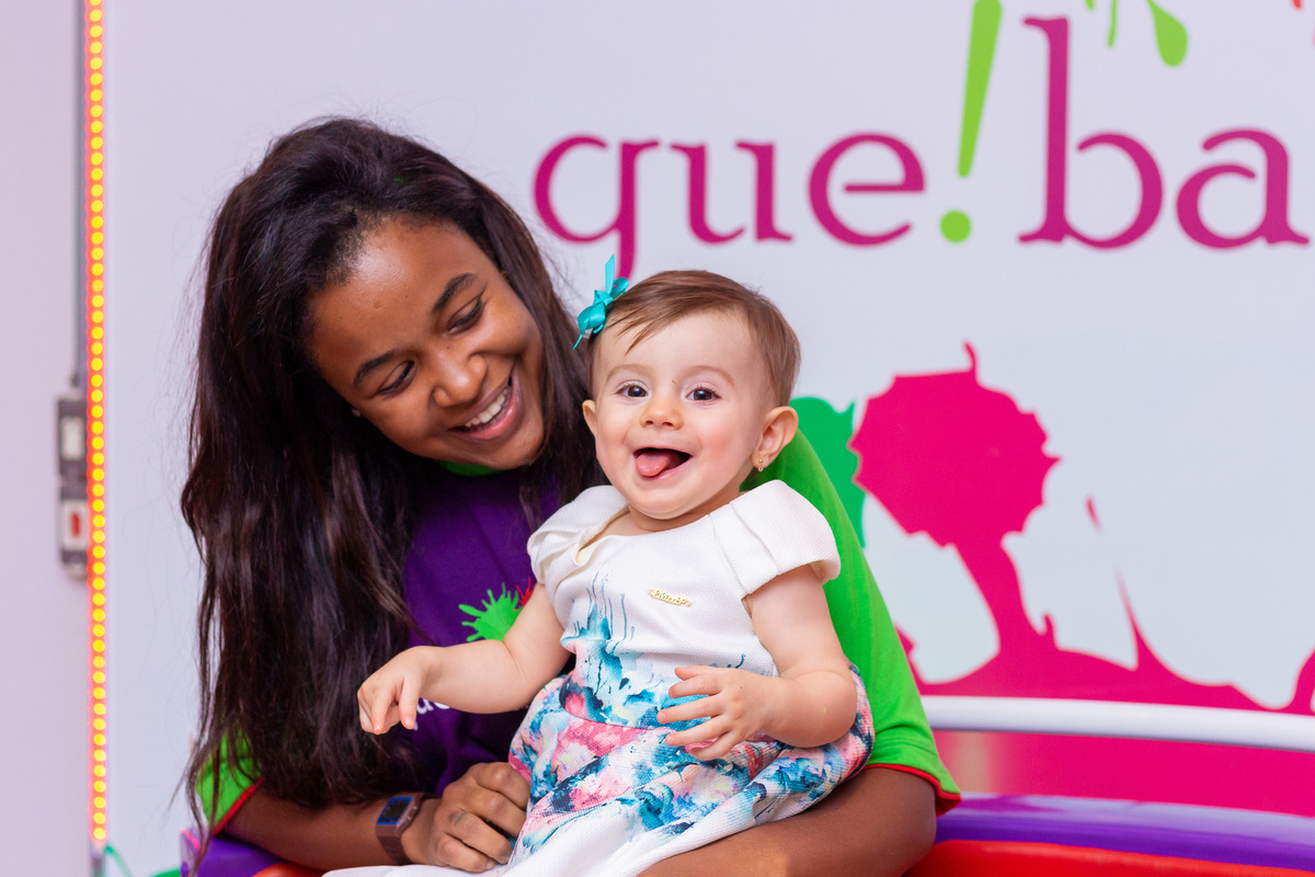 Buffet Que!baderna Bauru, fotógrafo aniversário infantil bauru, aniversariante brincando com monitora infantil