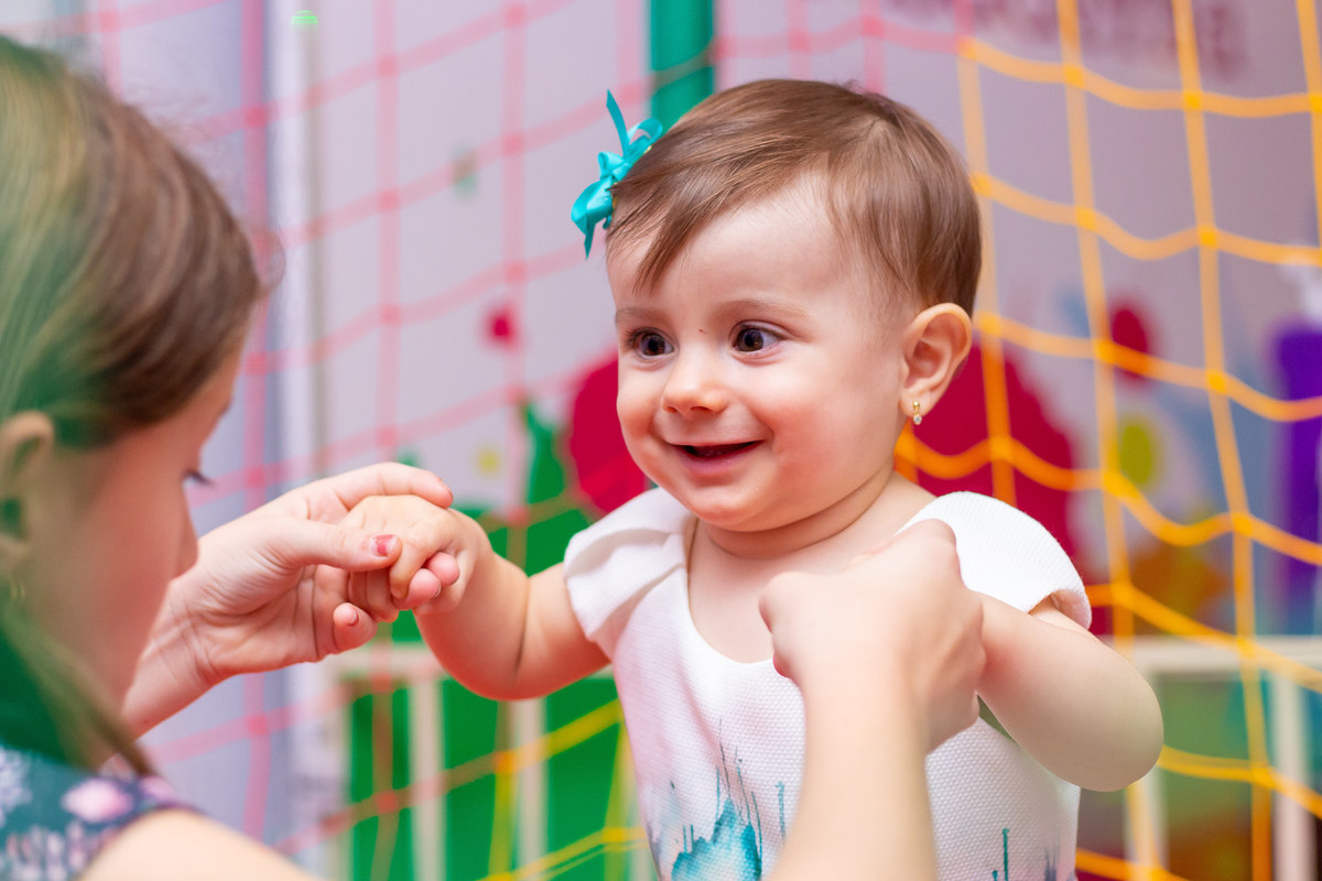 Buffet Que!baderna Bauru, fotógrafo aniversário infantil bauru, primas brincando no pula pula