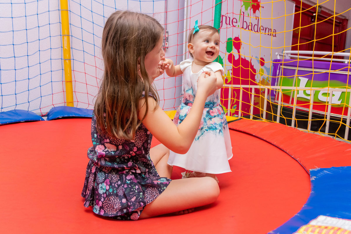 Buffet Que!baderna Bauru, fotógrafo aniversário infantil bauru, amigas brincando no pula pula