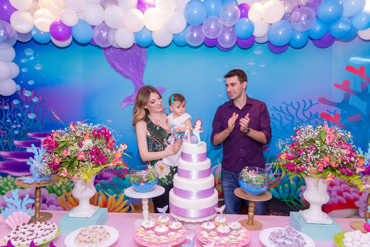 Buffet Que!baderna Bauru, fotógrafo aniversário infantil bauru, pais e filha cantando parabéns