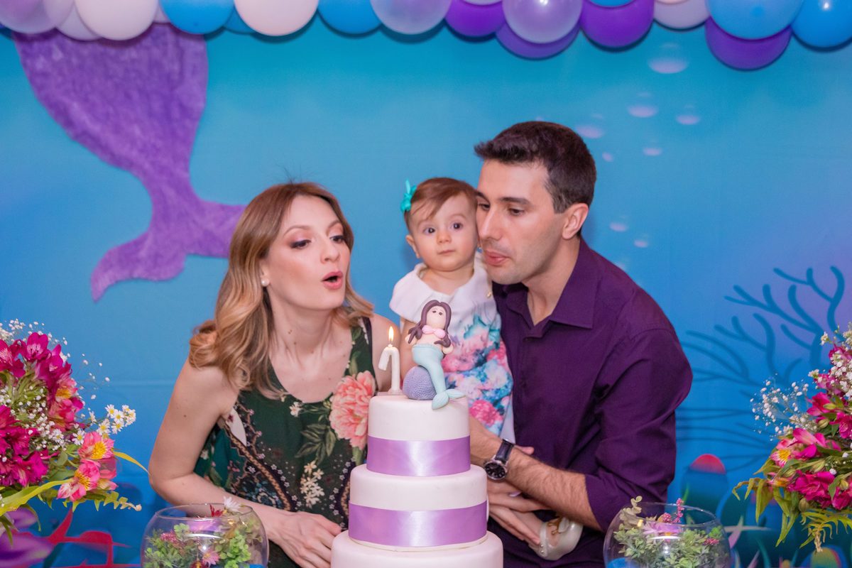 Buffet Que!baderna Bauru, fotógrafo aniversário infantil bauru, pais e filha assoprando a velinha