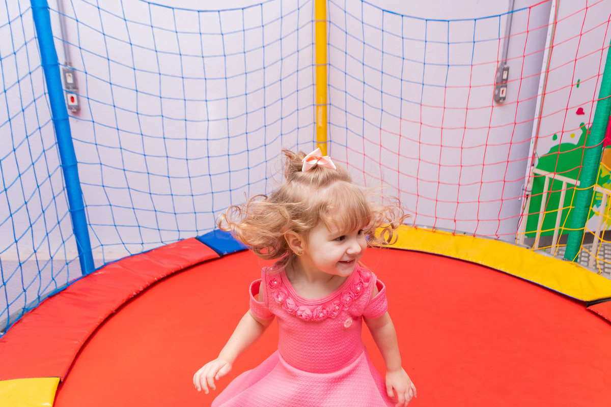 Buffet Que!baderna Bauru, fotógrafo aniversário infantil bauru, bebê brincando no pula pula