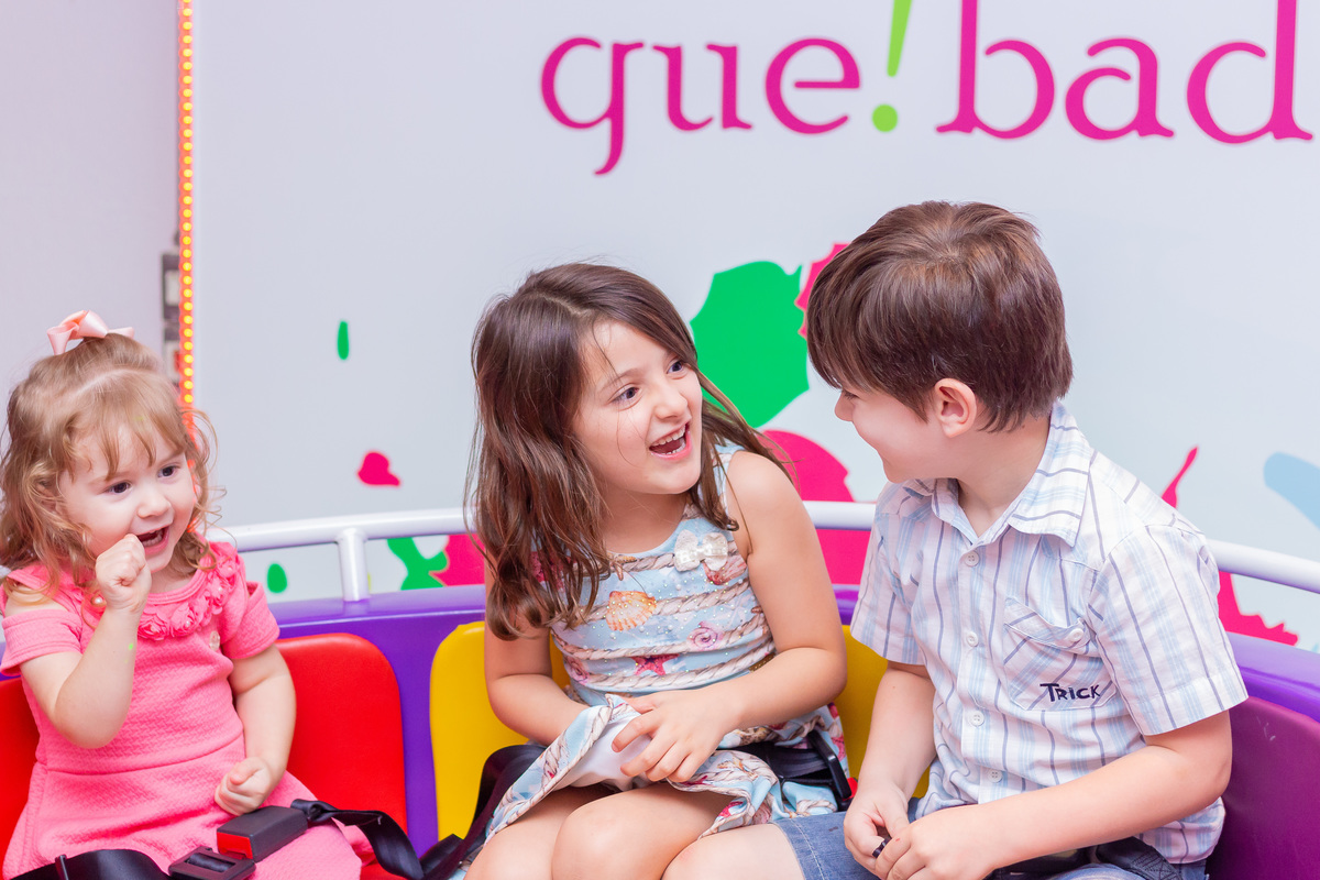 Buffet Que!baderna Bauru, fotógrafo aniversário infantil bauru, amigos conversando na la bamba