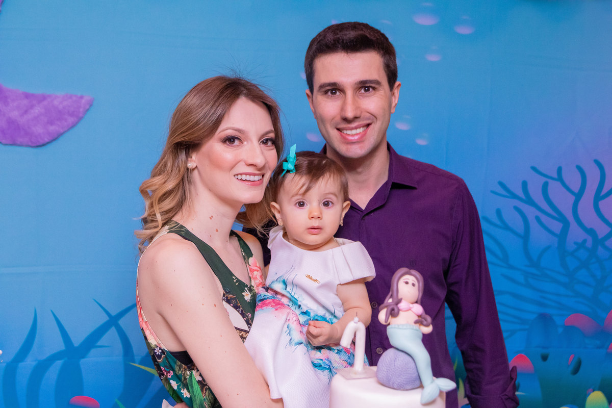 Buffet Que!baderna Bauru, fotógrafo aniversário infantil bauru, pais e filha na mesa do bolo