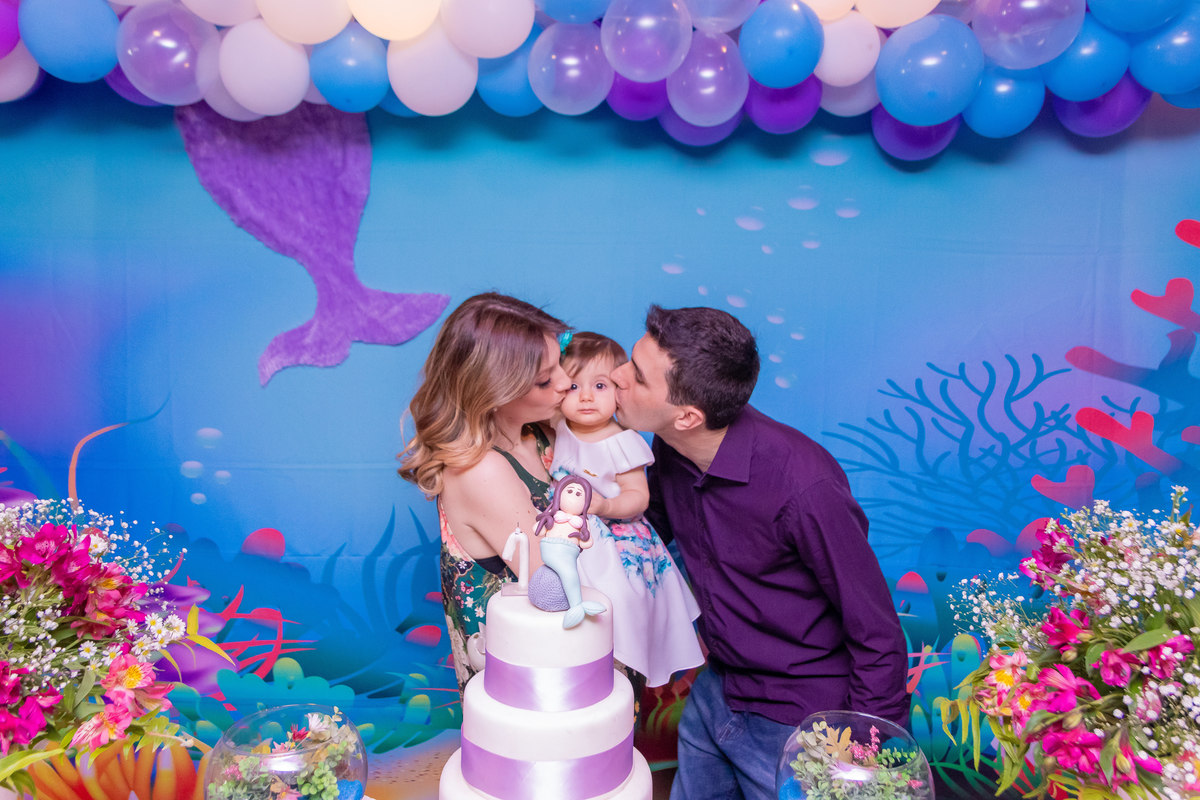 Buffet Que!baderna Bauru, fotógrafo aniversário infantil bauru, pais beijando filha em aniversário