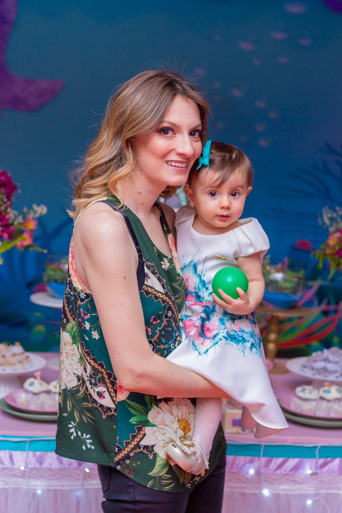 Buffet Que!baderna Bauru, fotógrafo aniversário infantil bauru, mãe e filha sorrindo para a foto em aniversário