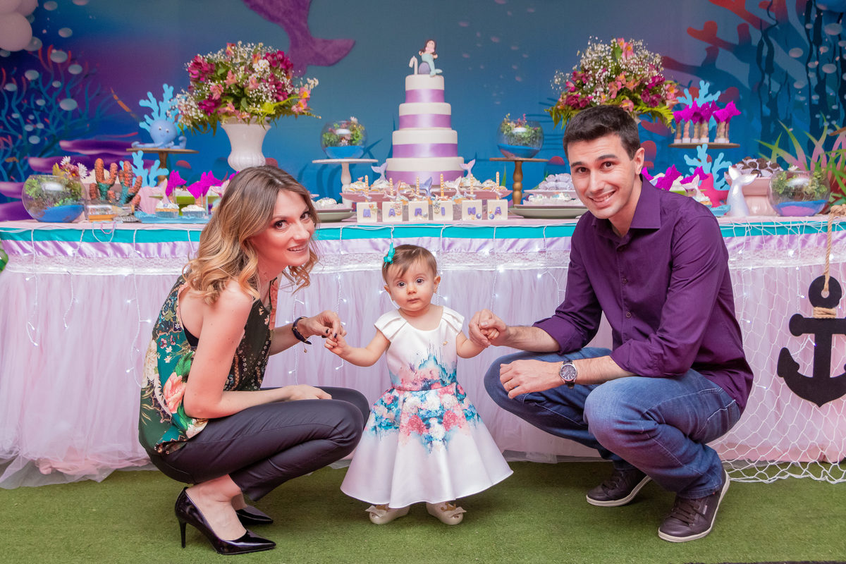 Buffet Que!baderna Bauru, fotógrafo aniversário infantil bauru, pais segurando mãos de filha em aniversário
