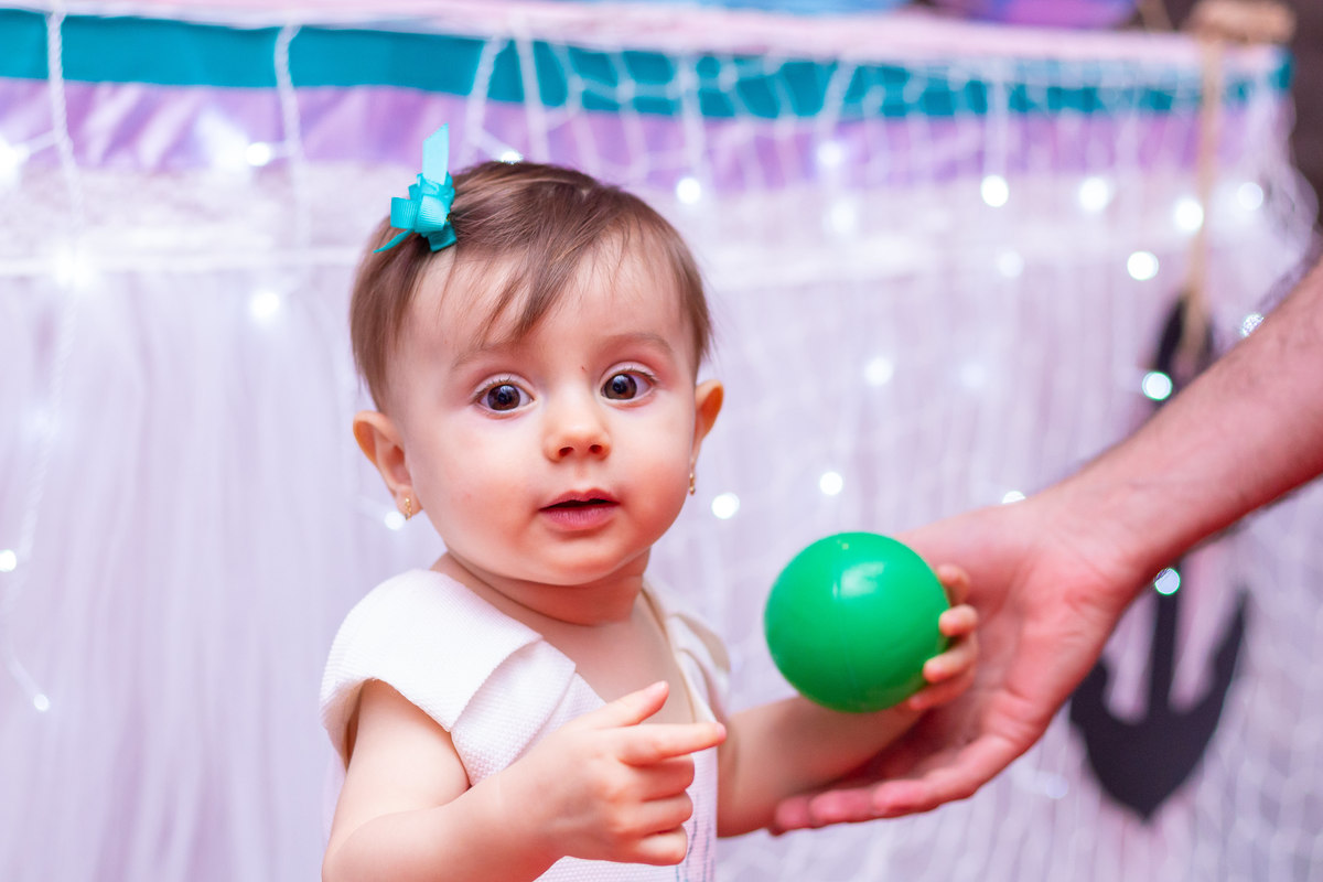 Buffet Que!baderna Bauru, fotógrafo aniversário infantil bauru, bebê brincando de bolinha em seu aniversário