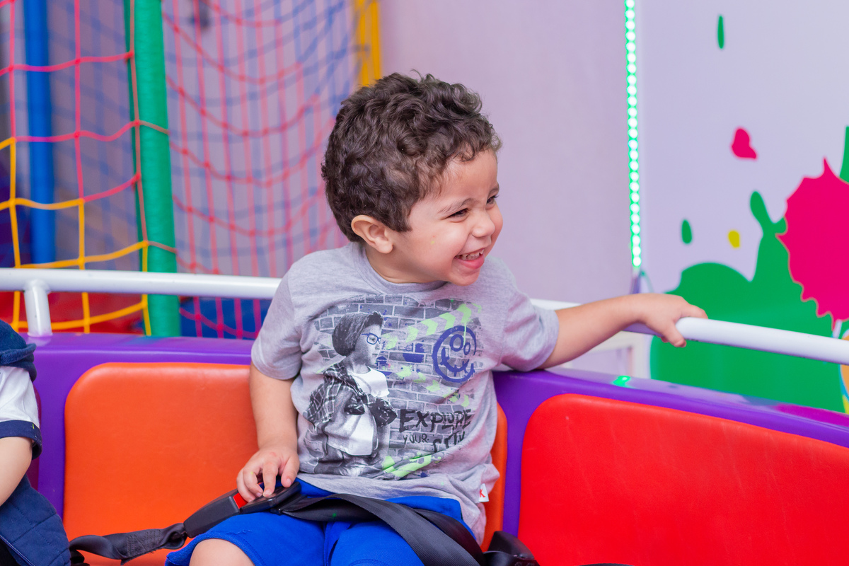 Buffet Que!baderna Bauru, fotógrafo aniversário infantil bauru, criança brincando na la bamba e dando risada