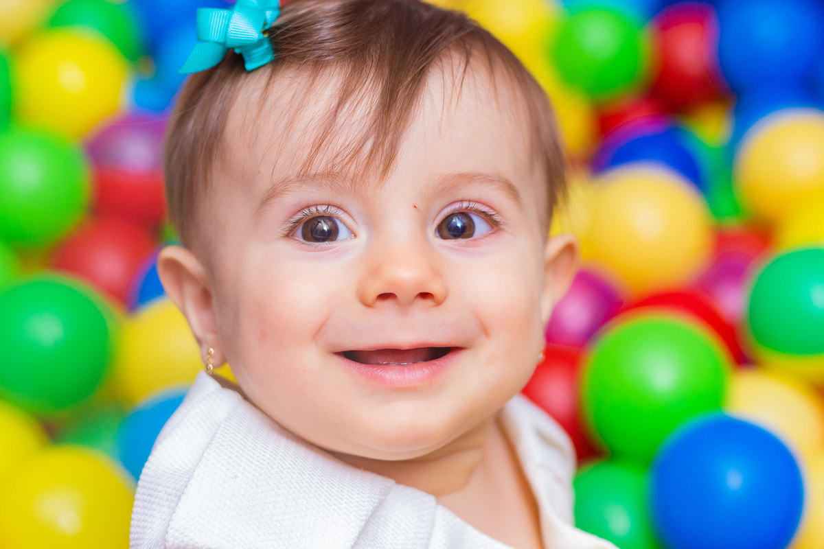 Buffet Que!baderna Bauru, fotógrafo aniversário infantil bauru, aniversariante sorrindo na piscina de bolinhas