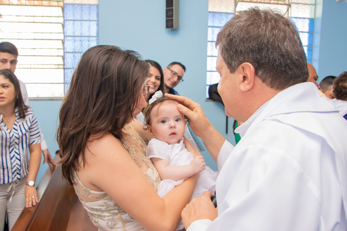 Igreja Nossa Senhora das Graças Bauru, padre abençoando bebê em seu batizado