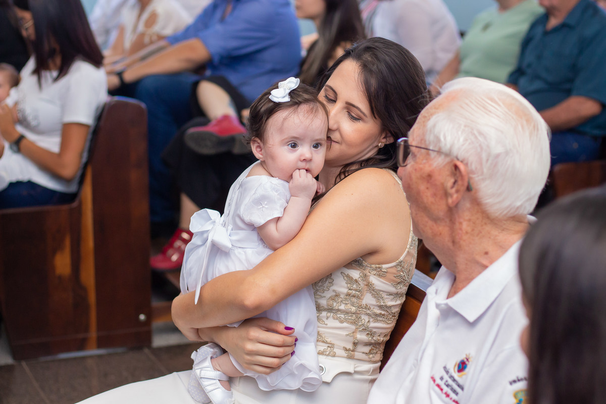 Igreja Nossa Senhora das Graças Bauru, padrinhos e bebê em seu batismo