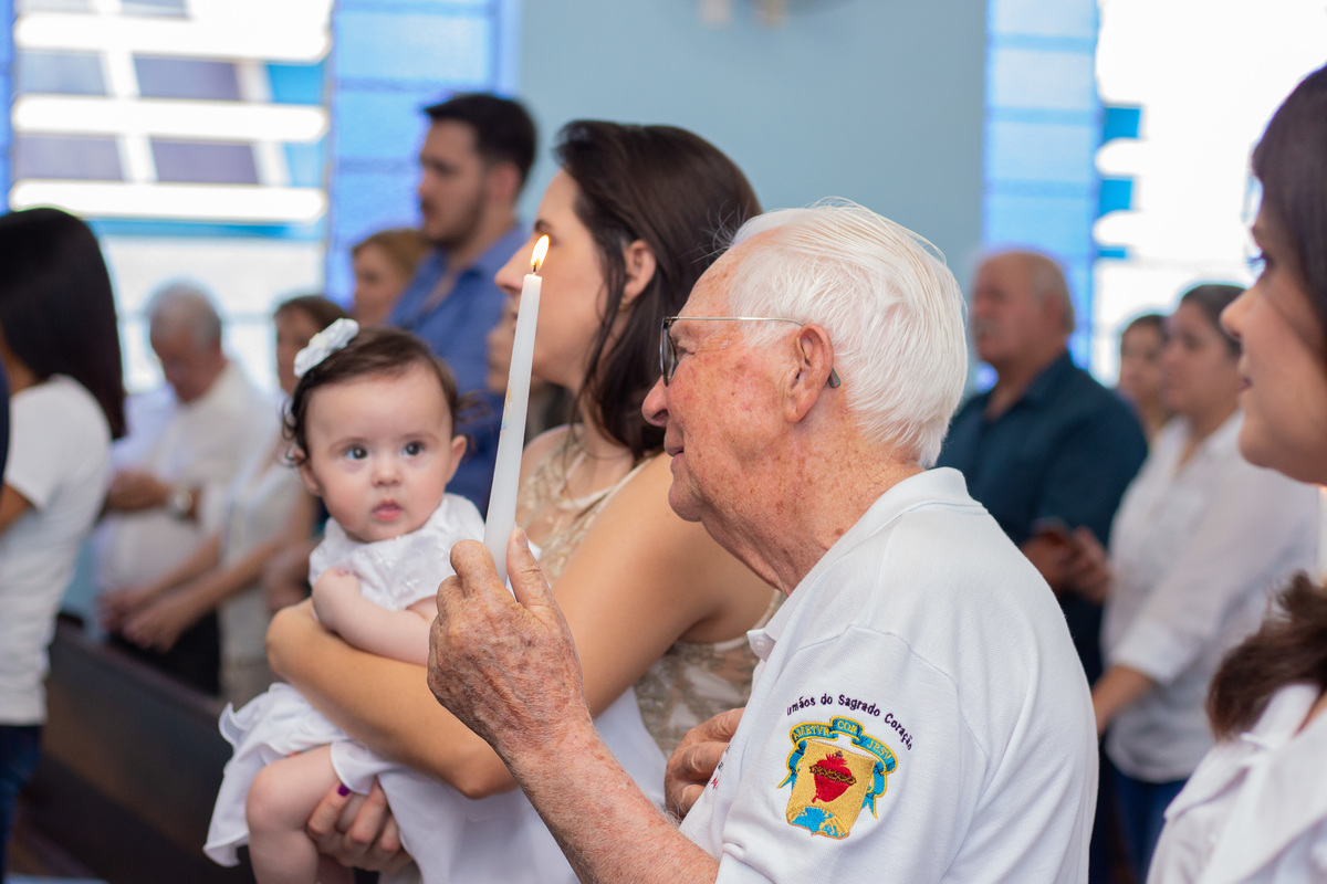 Igreja Nossa Senhora das Graças Bauru, padrinho com a vela batismal