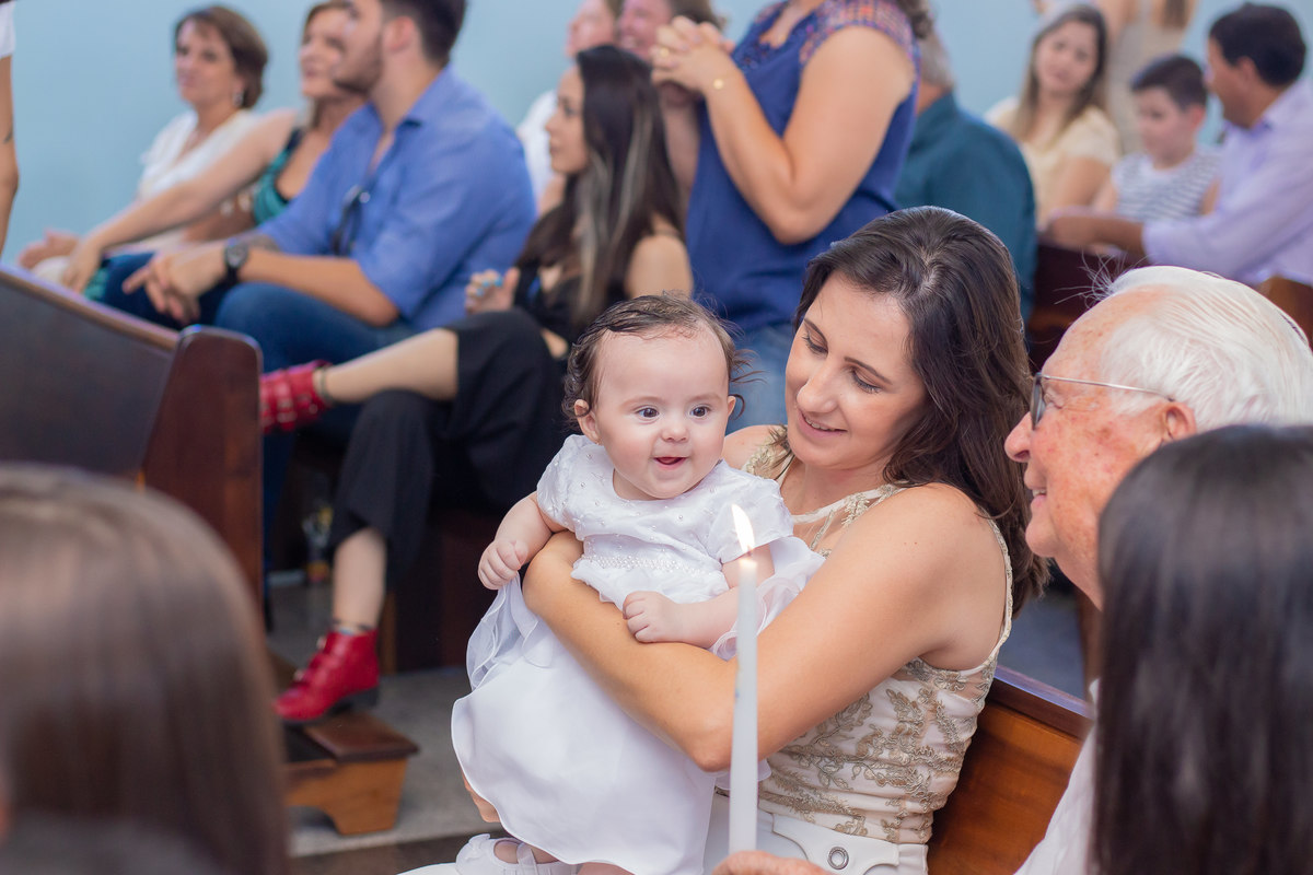 Igreja Nossa Senhora das Graças Bauru, bebê sorrindo para padrinhos em seu batismo
