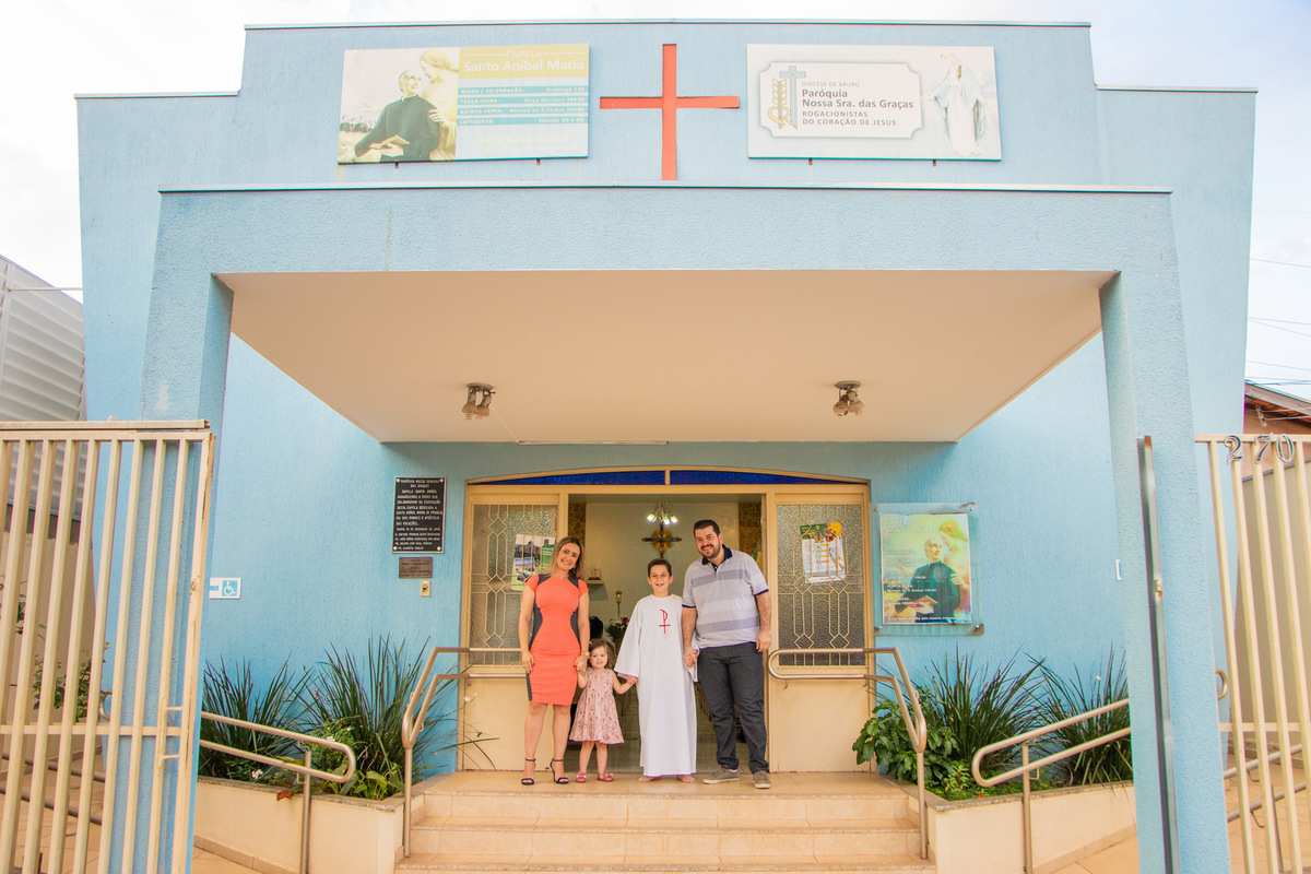 Capela Nossa Senhora das Graças Bauru, primeira eucaristia, família reunida na entrada da capela