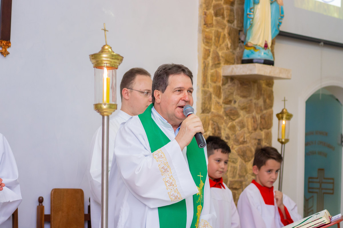 Capela Nossa Senhora das Graças Bauru, primeira eucaristia, padre na missa de primeira eucaristia 