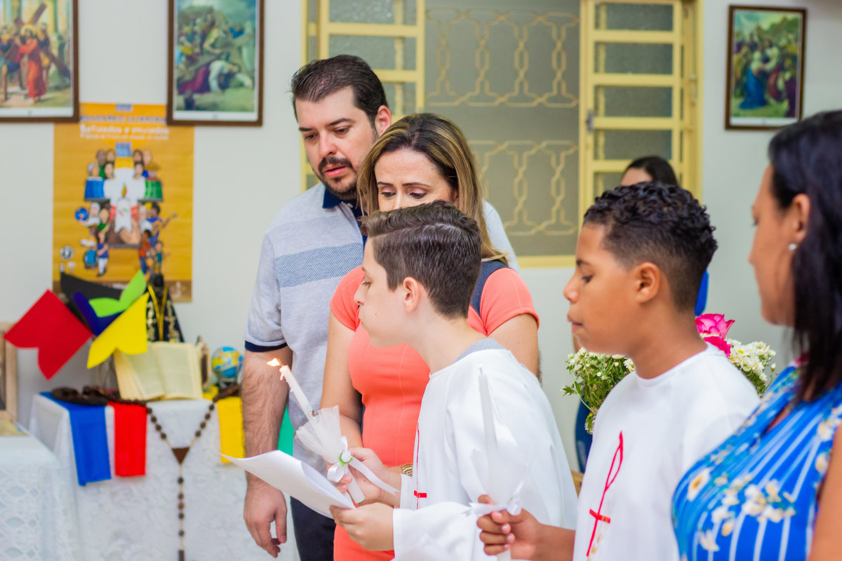 Capela Nossa Senhora das Graças Bauru, primeira eucaristia, menino assoprando a vela da primeira eucaristia