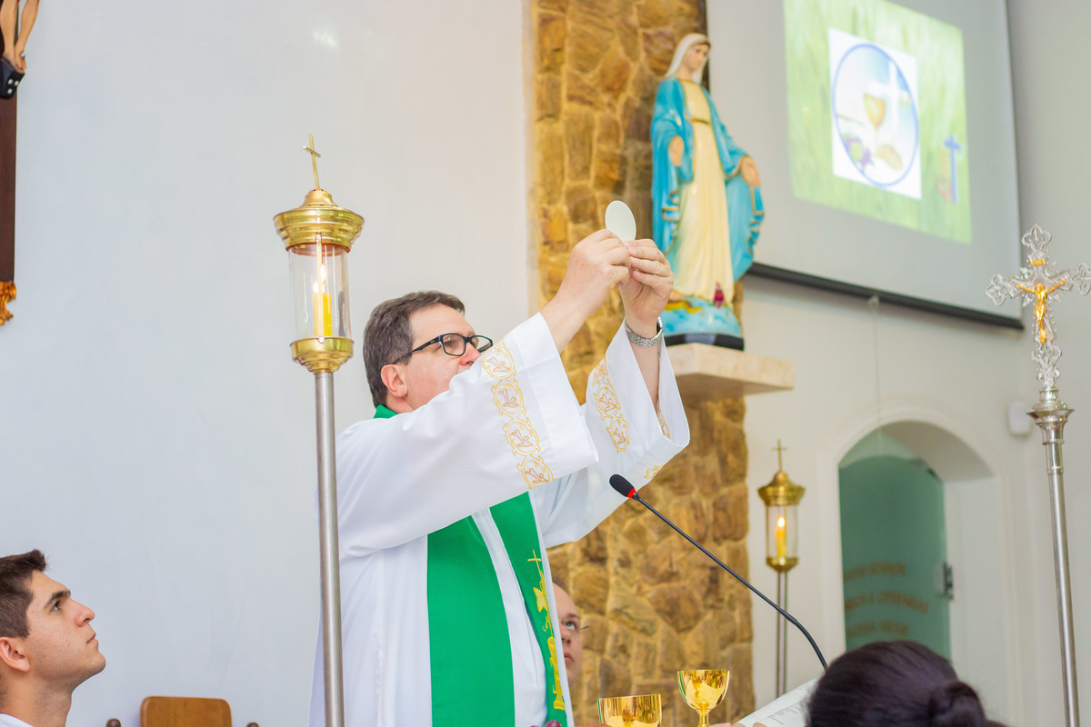 Capela Nossa Senhora das Graças Bauru, primeira eucaristia, padre rezando para iniciar a eucaristia