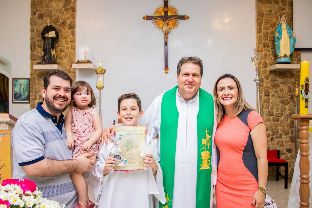 Capela Nossa Senhora das Graças Bauru, primeira eucaristia, família reunida com certificado de eucaristia 