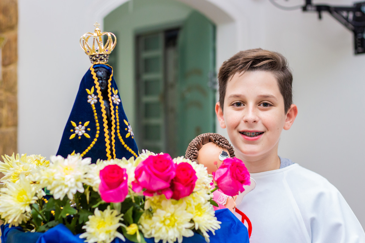 Capela Nossa Senhora das Graças Bauru, primeira eucaristia, criança tirando foto com nossa senhora em sua primeira eucaristia