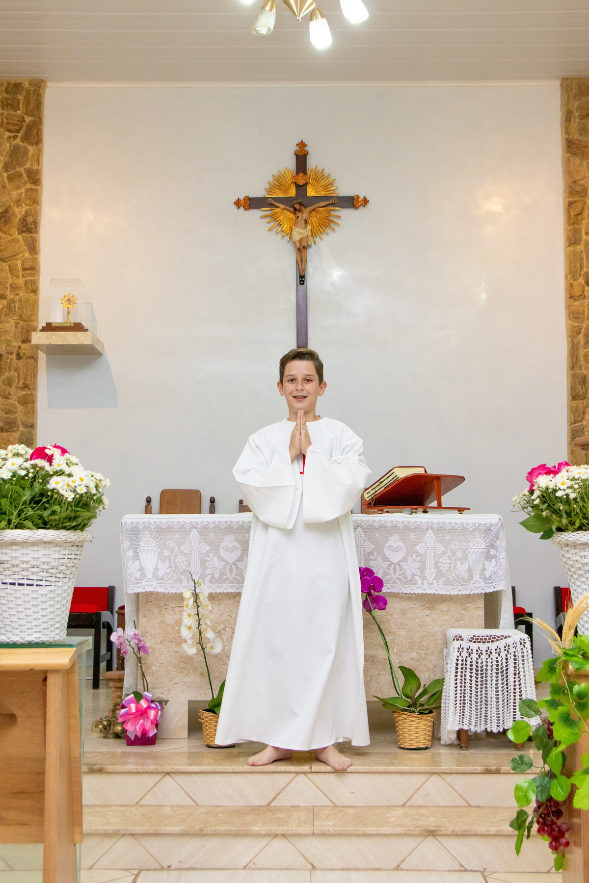 Capela Nossa Senhora das Graças Bauru, primeira eucaristia, menino rezando em sua primeira eucaristia