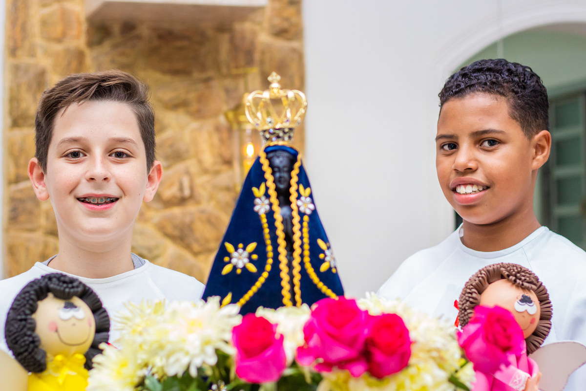 Capela Nossa Senhora das Graças Bauru, primeira eucaristia, crianças tirando foto com nossa senhora em primeira eucaristia