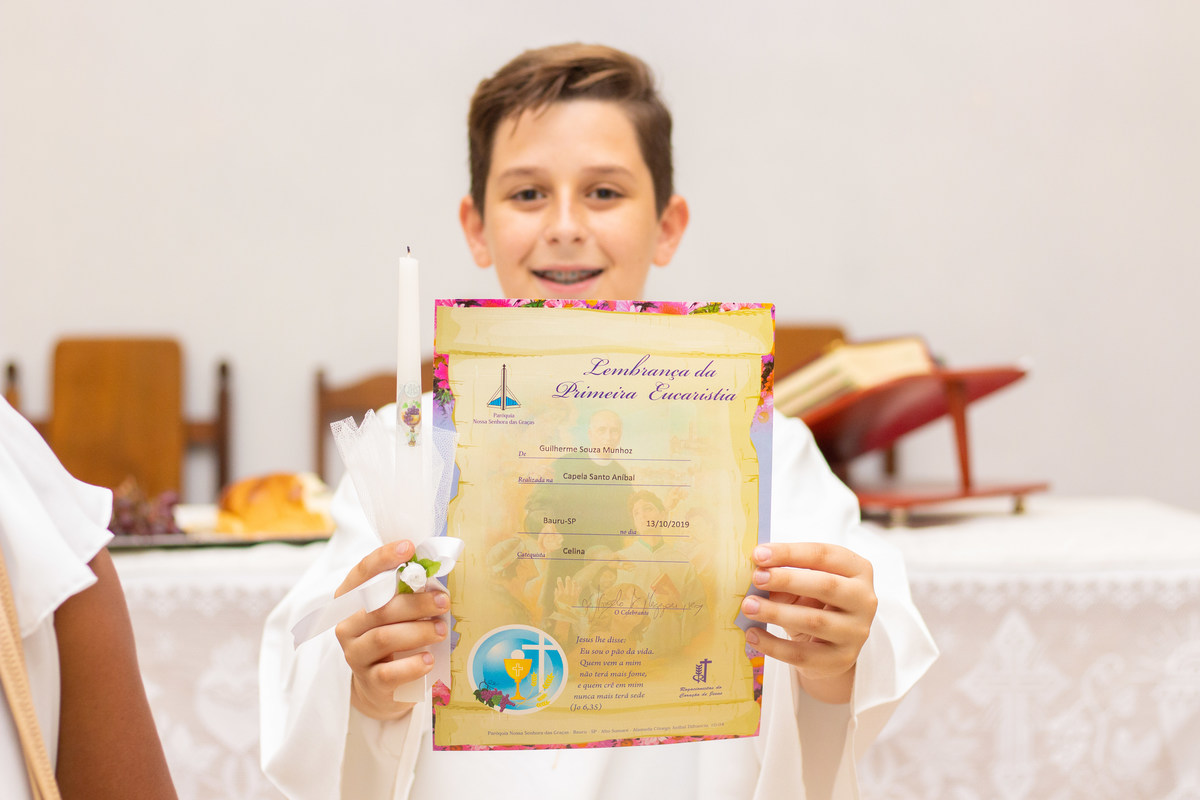 Capela Nossa Senhora das Graças Bauru, primeira eucaristia, criança recebendo seu certificado de primeira eucaristia