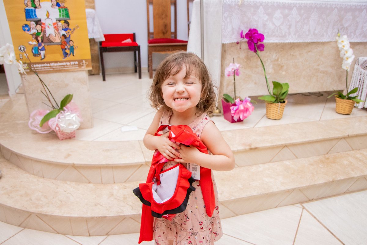 Capela Nossa Senhora das Graças Bauru, primeira eucaristia, criança fazendo careta em missa