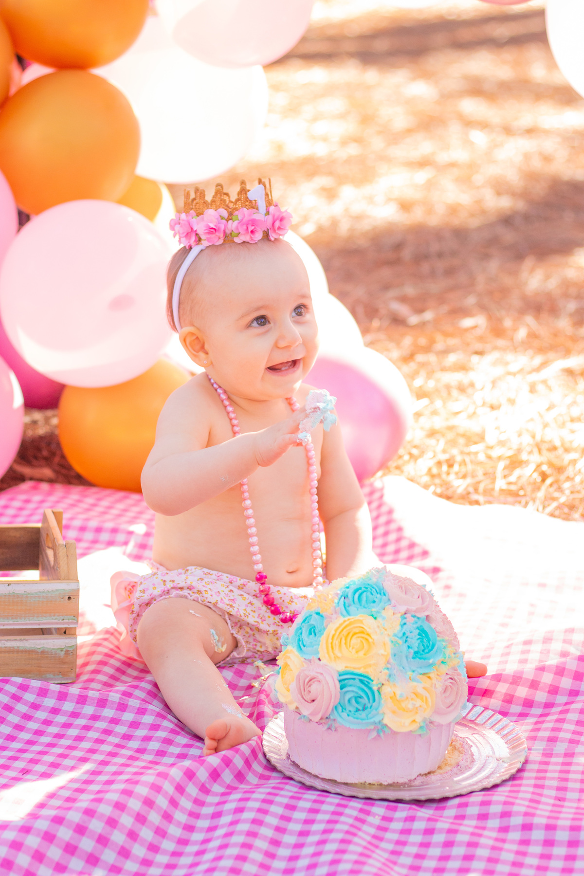 Ensaio smash the cake luxo, horto florestal bauru, ensaio infantil em bauru, ensaio pré aniversário bauru, arco de bexigas de luxo, bebê sujando as mãos no bolo