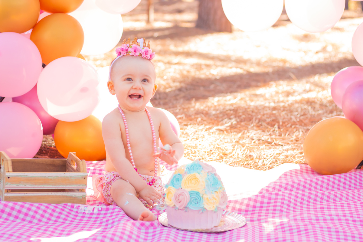 Ensaio smash the cake luxo, horto florestal bauru, ensaio infantil em bauru, ensaio pré aniversário bauru, arco de bexigas de luxo, bebê se divertindo com bolo