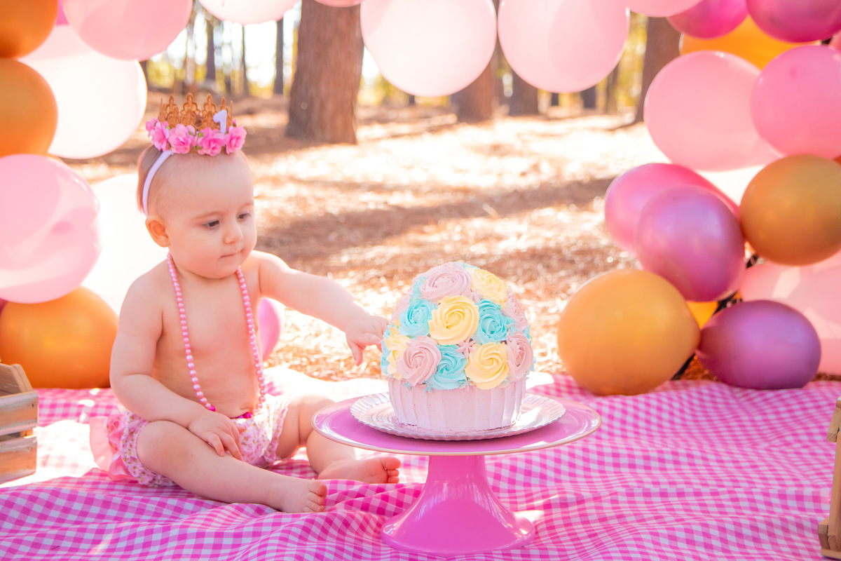 Ensaio smash the cake luxo, horto florestal bauru, ensaio infantil em bauru, ensaio pré aniversário bauru, arco de bexigas de luxo, bebê cutucando bolo