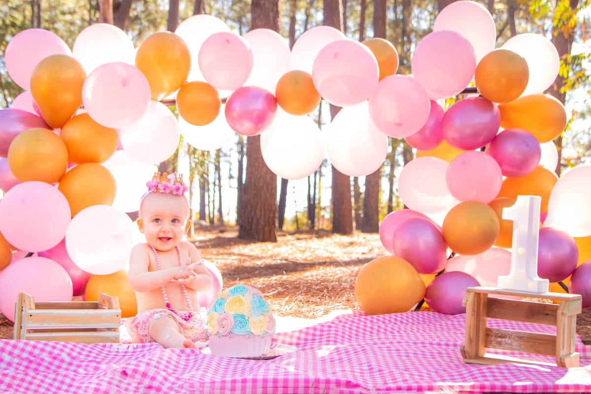 Ensaio smash the cake luxo, horto florestal bauru, ensaio infantil em bauru, ensaio pré aniversário bauru, arco de bexigas de luxo, bebê batendo palmas em seu aniversário