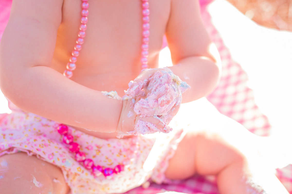 Ensaio smash the cake luxo, horto florestal bauru, ensaio infantil em bauru, ensaio pré aniversário bauru, arco de bexigas de luxo, bebê com as mãos sujas de bolo