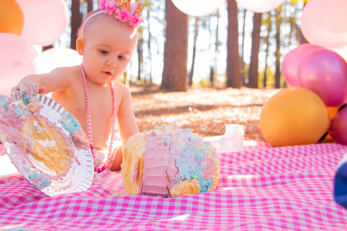 Ensaio smash the cake luxo, horto florestal bauru, ensaio infantil em bauru, ensaio pré aniversário bauru, arco de bexigas de luxo, bebê derrubando bolo smash 