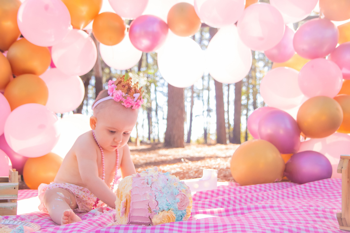 Ensaio smash the cake luxo, horto florestal bauru, ensaio infantil em bauru, ensaio pré aniversário bauru, arco de bexigas de luxo, bebê derrubando bolo