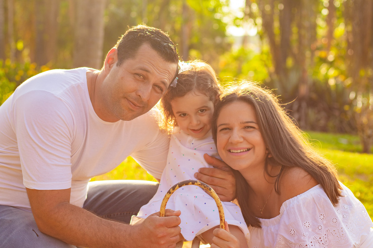 Eco parque de Duartina, ensaio infantil. ensaio em família, ensaio externo infantil, pais brincando com filha em parque