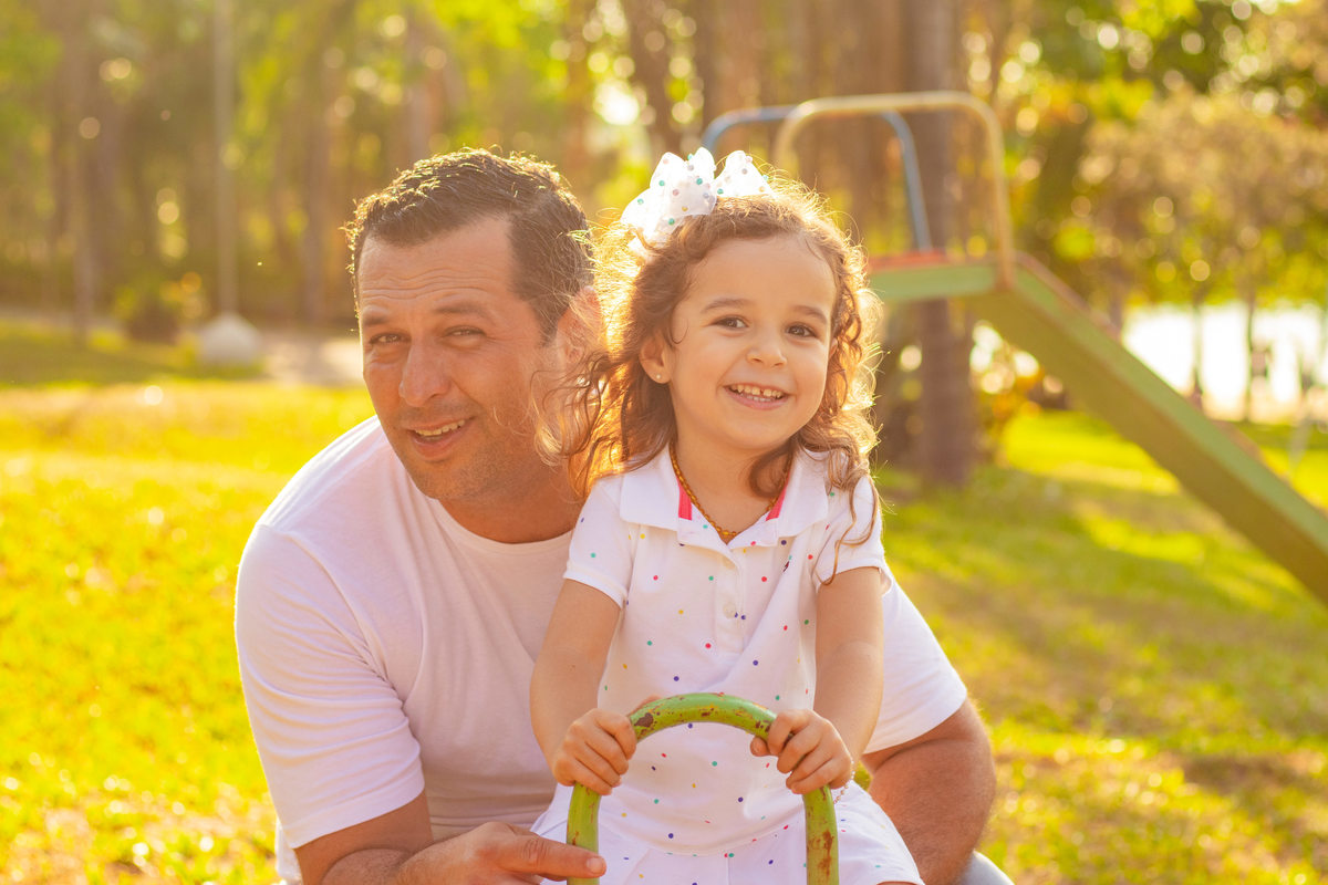 Eco parque de Duartina, ensaio infantil. ensaio em família, ensaio externo infantil, pai brincando com filha em parque 