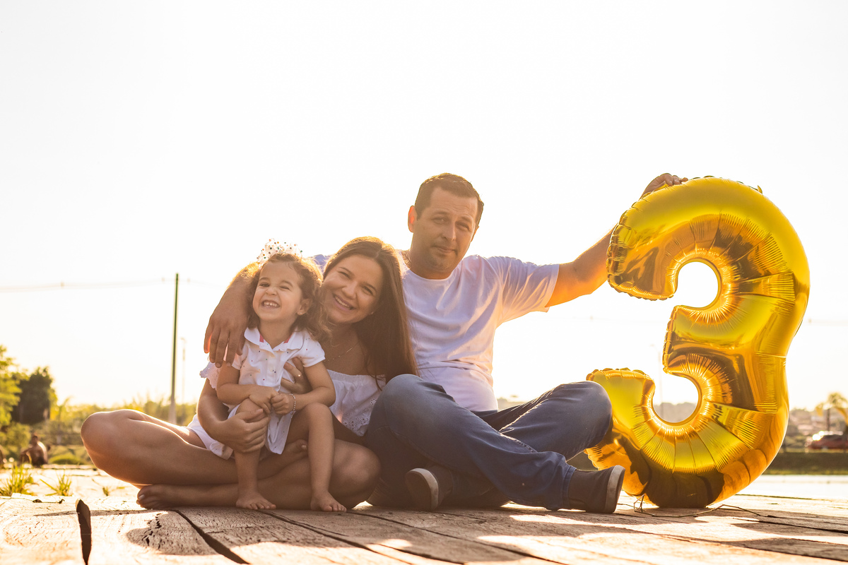 Eco parque de Duartina, ensaio infantil. ensaio em família, ensaio externo infantil, pais e filha sentados no parque