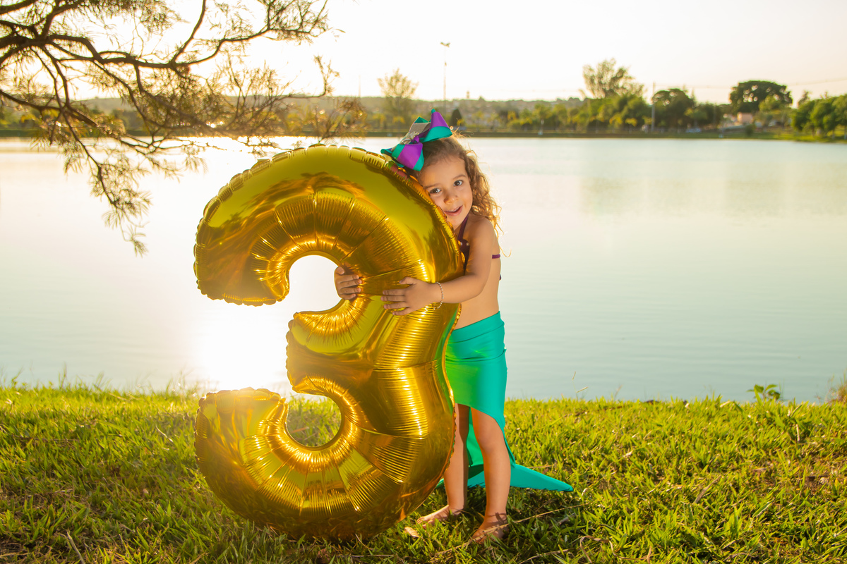Eco parque de Duartina, ensaio infantil. ensaio em família, ensaio externo infantil, criança abraçando balão de 3 anos