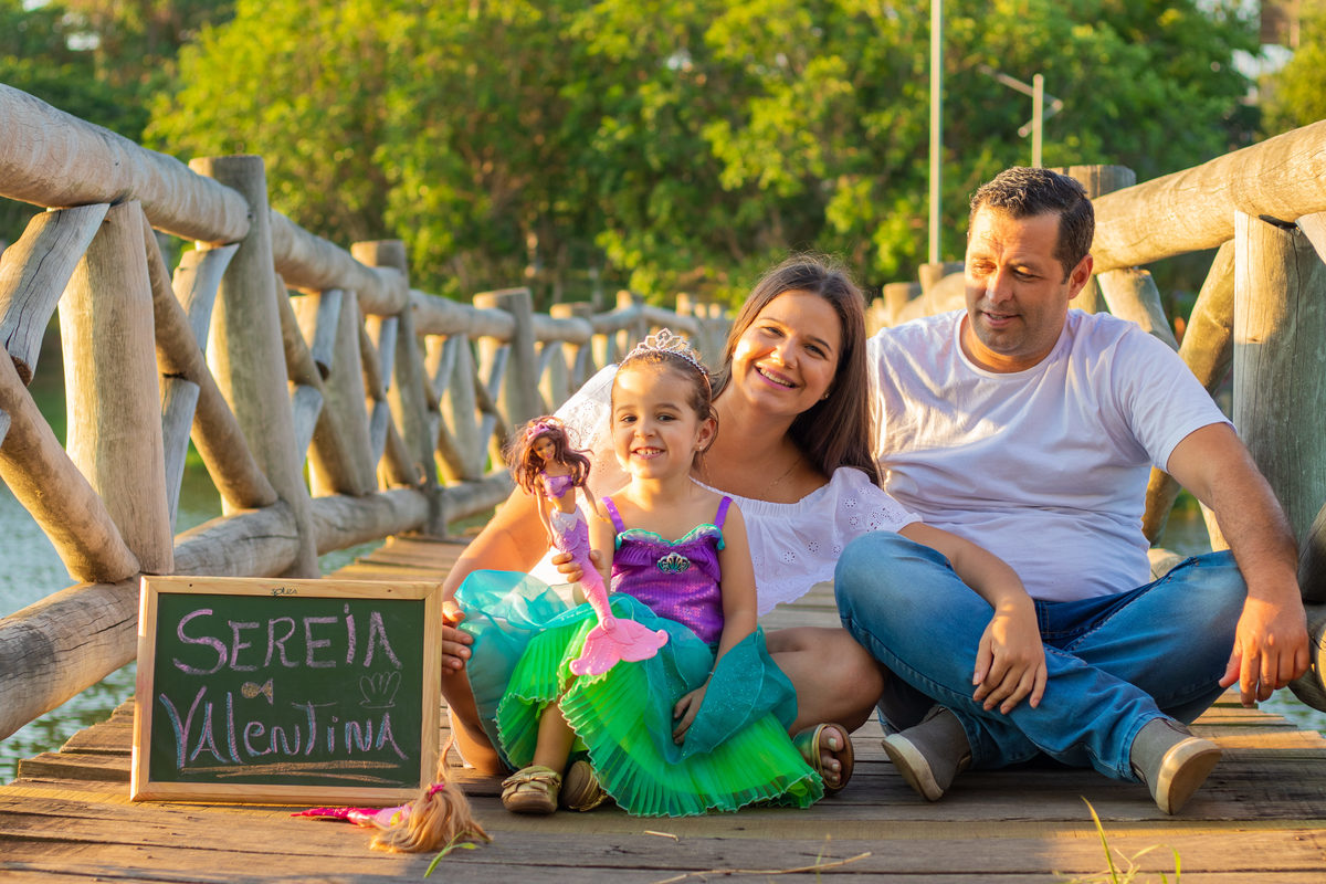 Eco parque de Duartina, ensaio infantil. ensaio em família, ensaio externo infantil, família sentada em ponte de madeira e sorrindo em ensaio