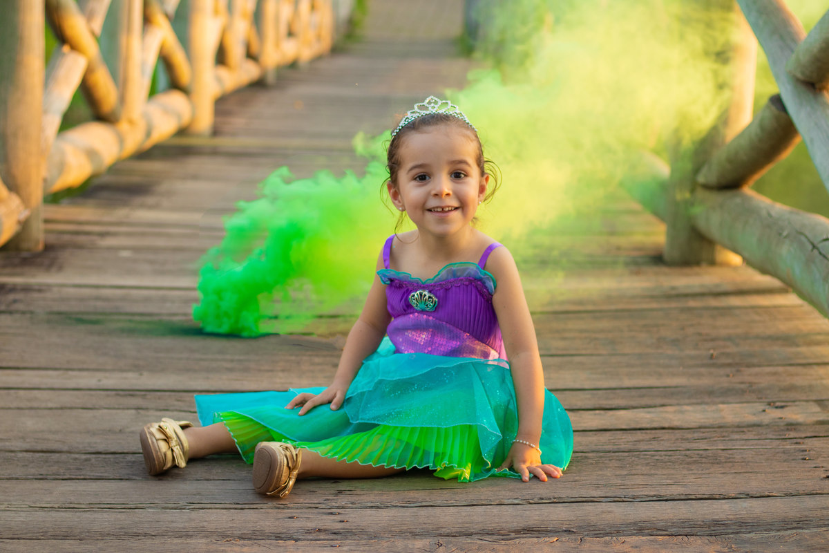 Eco parque de Duartina, ensaio infantil. ensaio em família, ensaio externo infantil, criança brincando com fumaça colorida