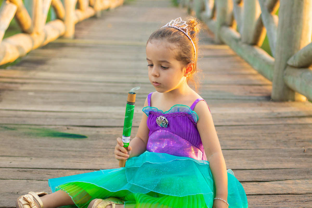 Eco parque de Duartina, ensaio infantil. ensaio em família, ensaio externo infantil, criança brincando com tocha de fumaça colorida 