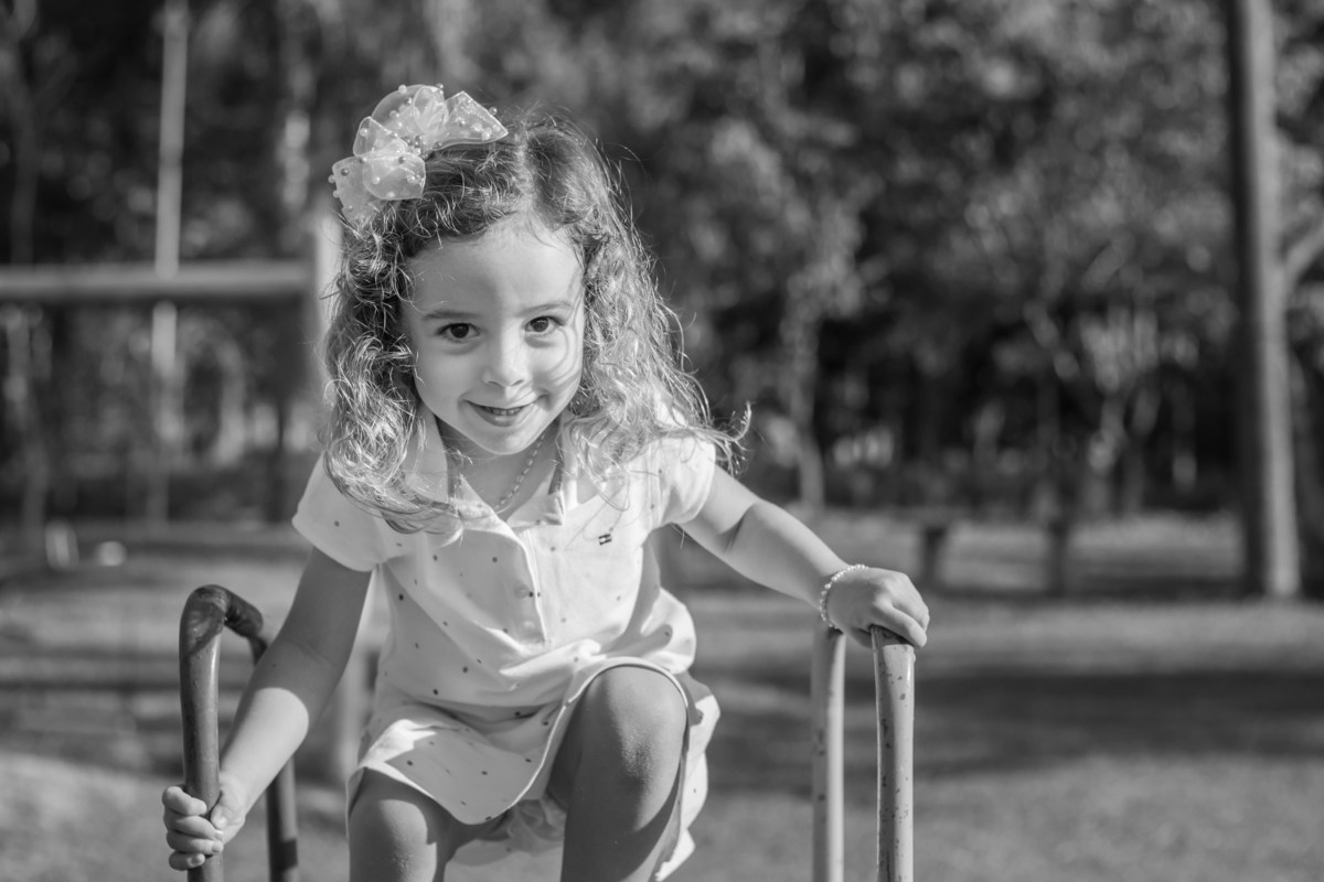 Eco parque de Duartina, ensaio infantil. ensaio em família, ensaio externo infantil, criança subindo no escorregador 