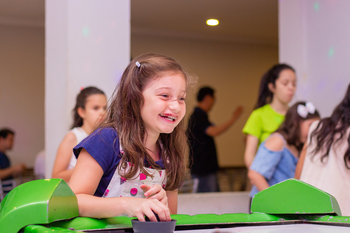 bauru, aniversário infantil bauru, aniversário video game, aniversário playstation, menina brincando no air hockey