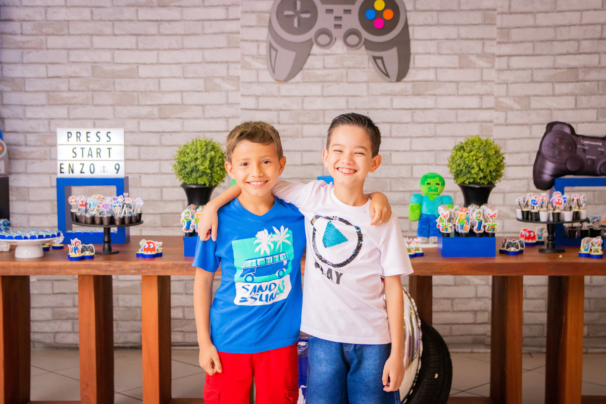 bauru, aniversário infantil bauru, aniversário video game, aniversário playstation, amigos tirando foto em aniversário