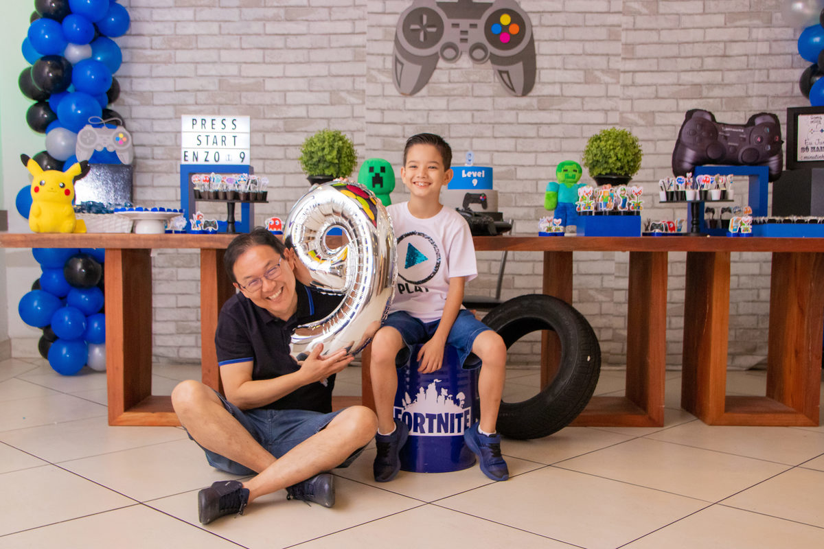 bauru, aniversário infantil bauru, aniversário video game, aniversário playstation, pai e filho na mesa do bolo